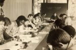 The auditorium Jacques Freymond in the 1970s–1980s. Professor Roy Preiswerk, later (1976–1980) Director of the IUED and teacher at both institutes, can be seen in the background. Geneva Graduate Institute Archives, “HEI 2520/3: Photos HEI/Bourse Gallatin ca. 1980. Villa Barton, bibliothèque, salle de cours, pavillons”. 