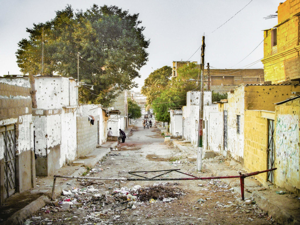 La frontière – et la ligne de front – entre le quartier mohajir de Qasba Colony et le quartier pachtoune de Kati Pahari, épicentre des violences intercommunautaires à Karachi de 1986 à 2011.