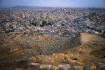 La colline du ‘K2’ surplombant le quartier informel d'Orangi, à l'ouest de Karachi. Durant les affrontements intercommunautaires des années 1980, cette colline était l'un des postes de tirs favoris des miliciens pachtounes